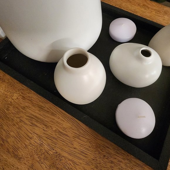 A pair of white ceramic bud vases - Picture 6 of 8